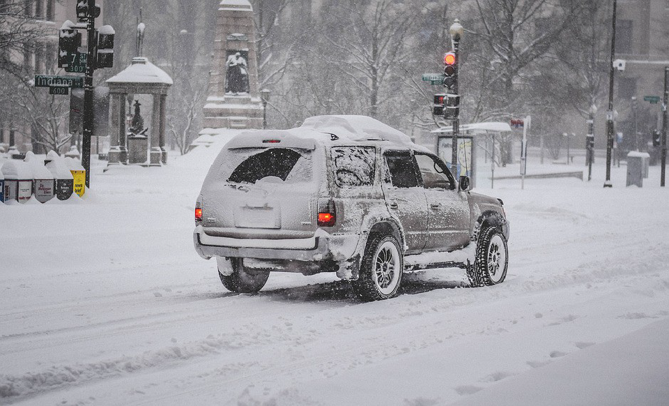5 rzeczy, które warto zawsze mieć w swoim samochodzie zimą według AMJoil