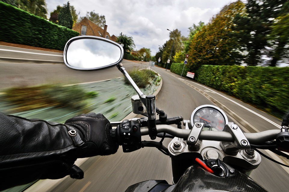 Jak jeździć wczesną wiosną – poradnik dla motocyklistów