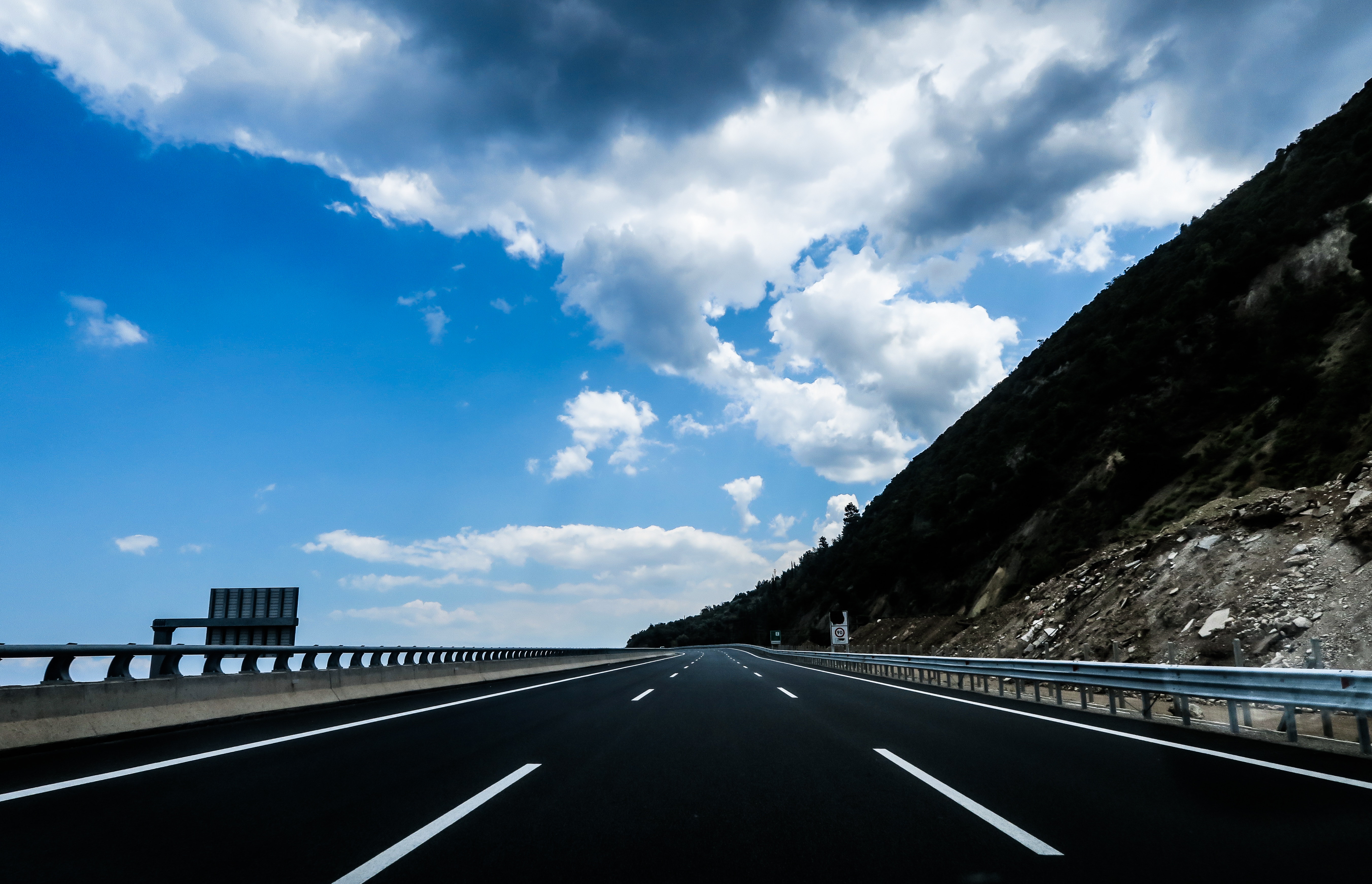 Podróż autostradą - czy na pewno wiemy jak zachowywać się na drodze?
